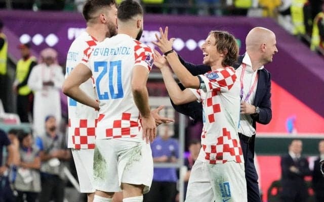 そっくり過ぎて250万いいね！ W杯で日本代表を破ったクロアチア主将モドリッチと子どもたちの写真が大反響！ 試合後の全開顔出し4ショットを公開する