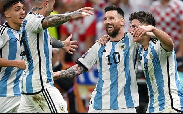 アルゼンチンがクロアチアに完勝で2大会ぶりの決勝進出！　メッシのメモリアル弾にアルバレスが2発《カタールW杯》
