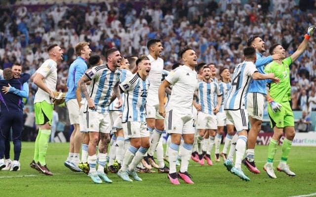 「凄い人」「美しい光景だ」ブエノスアイレスが大騒ぎ！ アルゼンチンの決勝進出に広場が人で埋め尽くされる