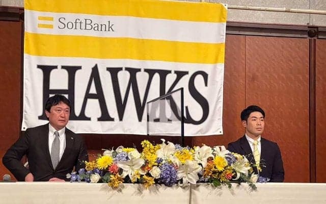 近藤健介、鷹入団会見で“思わぬハプニング”が発生　背後で旗落下も…微動だにせず
