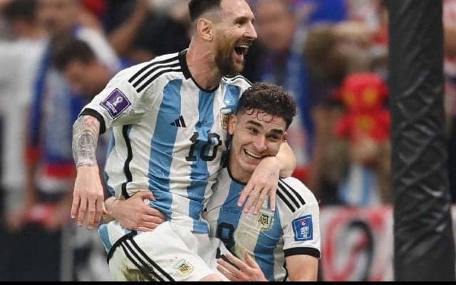 「ドラマよりドラマ」メッシの隣で躍動するアルゼンチン代表アルバレス、10年前に撮影された1枚の写真が話題に！「人生に台本はない」