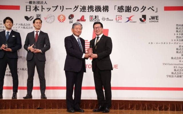 琉球ゴールデンキングスが2021-2022シーズンのトップリーグトロフィーを受賞