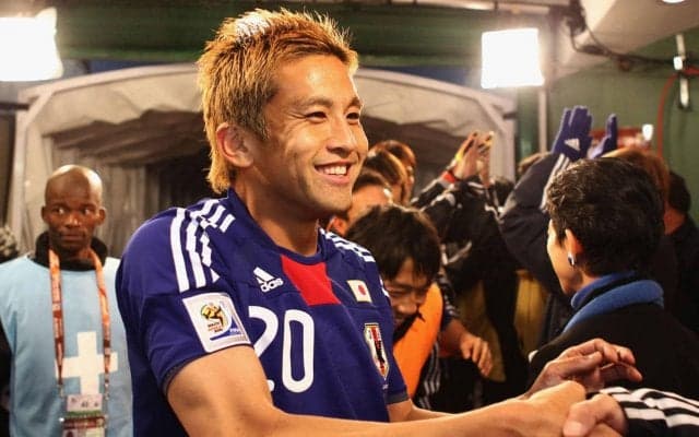 「憧れのご夫婦です！」稲本潤一が妻・田中美保さんと結婚10周年を祝い2ショット披露「これからもよろしくね。」