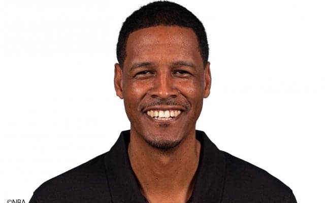 父の死後初采配のサイラスHC、ウイリアムズHCから抱擁を受けて「私が必要としていた方法を取ってくれた」