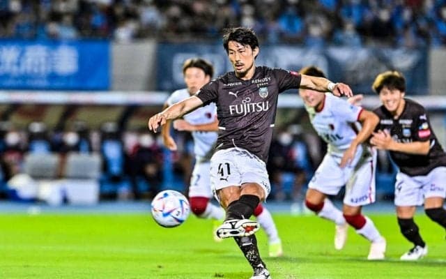 W杯で日本代表が議論になる中で、Jリーグ公式が「国内の名手が見せたPK」8場面公開！ 家長昭博、鈴木優磨、大迫勇也…GKとの対決を制した技術