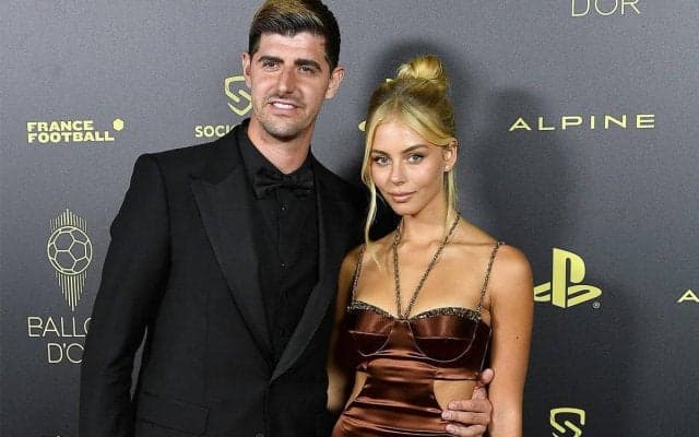 「僕はなんてラッキーだ」W杯で失意のクルトワがバカンス、モデル妻の水着姿にベタ惚れでファンも称賛「美しい」「最高だ」