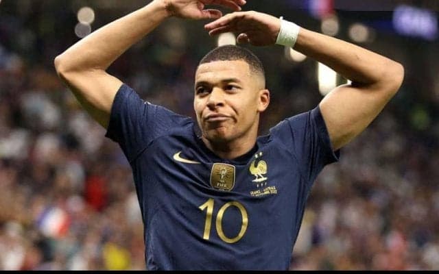 「死んだかと思った」ムバッペのシュート直撃で観客がノックアウト…しかし友人たちは心配よりも喜びが勝る？「みんなムバッペに笑顔だ」