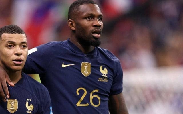 親子でW杯王者なるか? 父リリアンに抱かれるフランス代表FWマルクス・テュラム、赤ちゃん時代の写真に爆笑反応