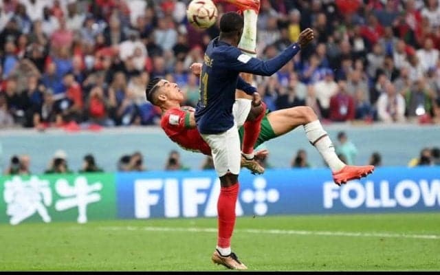 「これぞW杯」フランスを脅かしたモロッコDFの豪快オーバーヘッドが大反響「止めちゃうGKも凄い！」