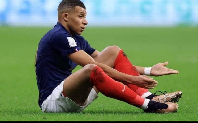 「どんなタックルよ」ムバッペの靴紐が切れる程の接触プレーにファンも驚き「すぐに新しいスパイクが用意されてすごい」