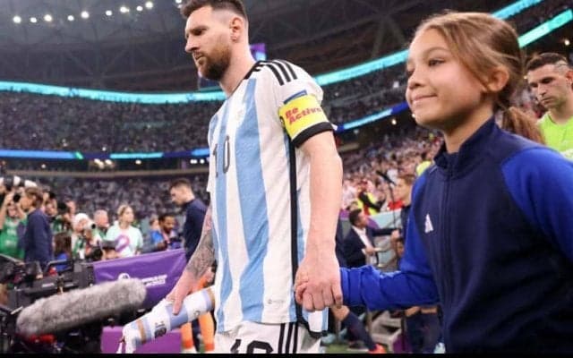 クロアチア戦のメッシのショーツを手にした人物に反響！マラドーナの孫でアグエロの息子、名前を付けたのはメッシ