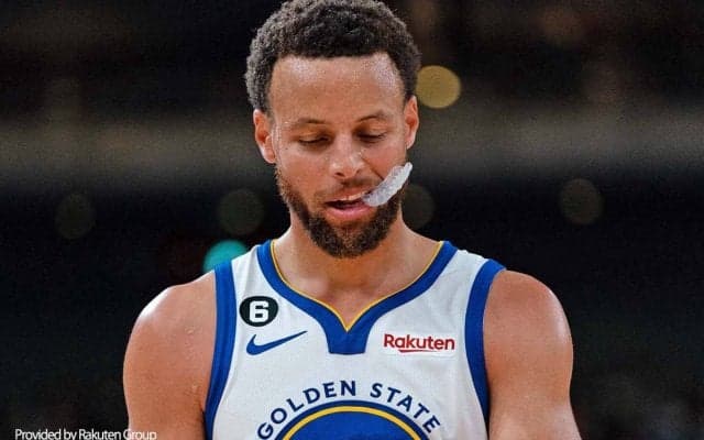 NBAカリーが左肩負傷で途中退場、検査次第では長期離脱の可能性