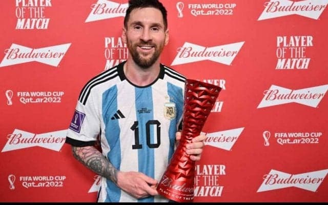 「この写真見たことあるぞ」W杯決勝T全試合で最優秀選手に輝くメッシが話題！「MOTM =Messi Of The Matchだ」