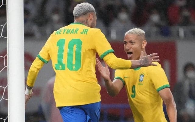 「冗談に違いない」ブラジル代表の9番が「レジェンド2人」のタトゥーを背中に！ 自身の顔も彫り込み、W杯敗退後の覚悟を示す