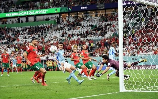 指でつんつん、マイクをペロリ！モロッコ代表GKの息子が「かわいすぎる!」と430万再生! パパのインタビュー中に見せた天使の行動