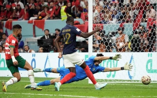 埼スタ経由、W杯行き！ 準決勝で得点したフランス代表は、何と1か月前に日本にいた！ ファンとの記念撮影は「お宝写真」に!