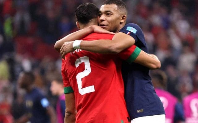 「泣かせないでよ」試合後の様子が話題のムバッペとハキミ、通用口でも座って肩を並べ語り合う姿が「友情は本物」