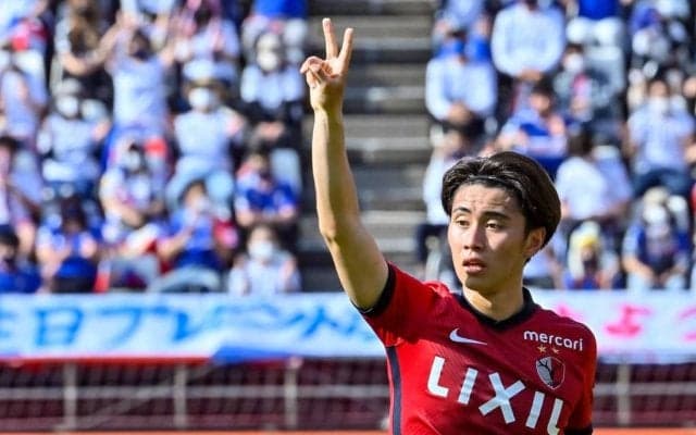 ｢かっこよ｣鹿島・荒木遼太郎が｢マスクサッカー｣を実施! ｢忍者みたい｣と反響の広瀬陸斗とのマスクマン｢2ショット｣も