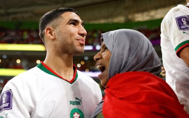 「うっとりする」「本当に美しい」W杯で生まれた感動のワンシーン、母親の愛が詰まった瞬間が壁画に「モロッコはみんなの心を奪った」