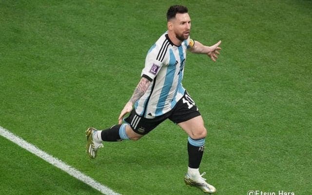 「感動でしかない」「親友って素敵!」W杯・MVP表彰のメッシを待っていた「サプライズ」に感動の声！ 試合後に出迎えたのはまさかの存在