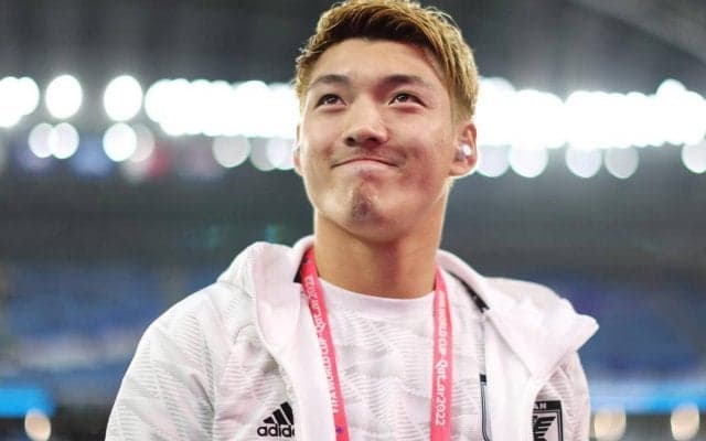 「お店にいた人いいな」「素敵だな」堂安律が地元の行きつけ店をサプライズ訪問、お客さんは驚き！ さらに店名を並び替えるとまさかの4文字に