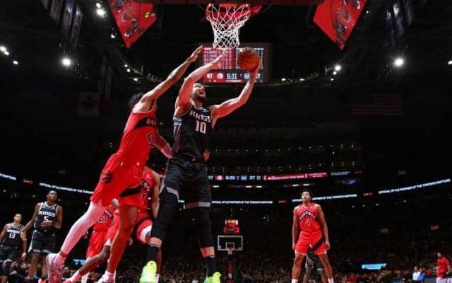 キングスがラプターズとの激闘を制す、ドマンタス・サボニスは20-20の活躍で連敗ストップの立役者に