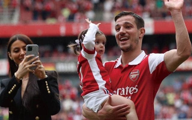 「#thankyou #idol」アーセナルDFセドリック、ブラジル代表ユニを手にしてニッコリ