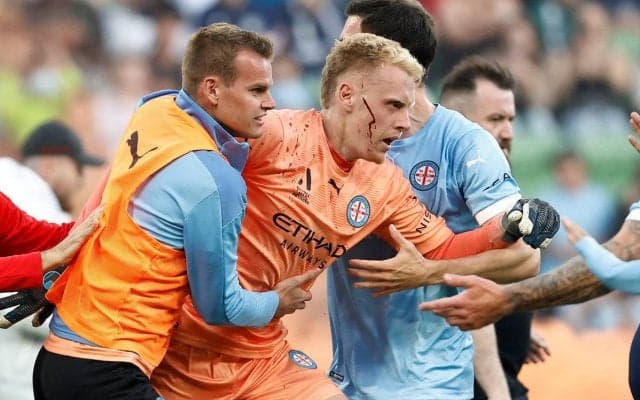 観客から金属バケツが投げ込まれ、選手が頭部負傷…Aリーグ　メルボルン・ダービーで