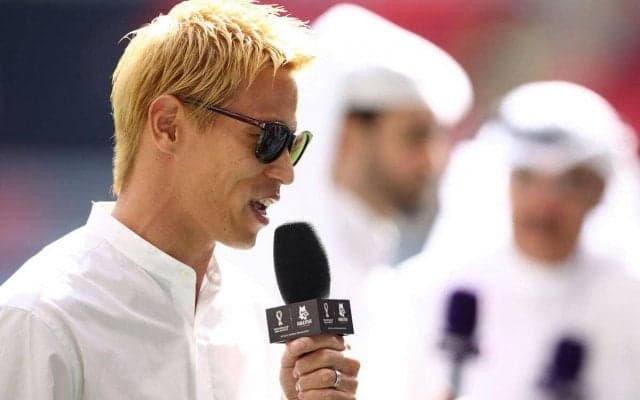 「カッケェ背中！」「筋肉すげ」W杯解説担当・本田圭佑の上裸背中アピールが視線とツッコミ集める「何を主張したいん!?」