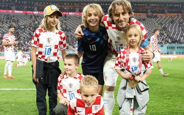 「これ大好き」和やかな表情のクロアチア選手に脚光！モドリッチらが表彰式後に子供たちとはしゃぐ
