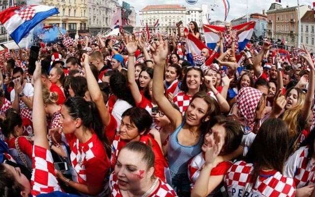 熱量はアルゼンチンに劣らず！W杯3位のクロアチア、サポーターが首都の広場を埋め尽くす