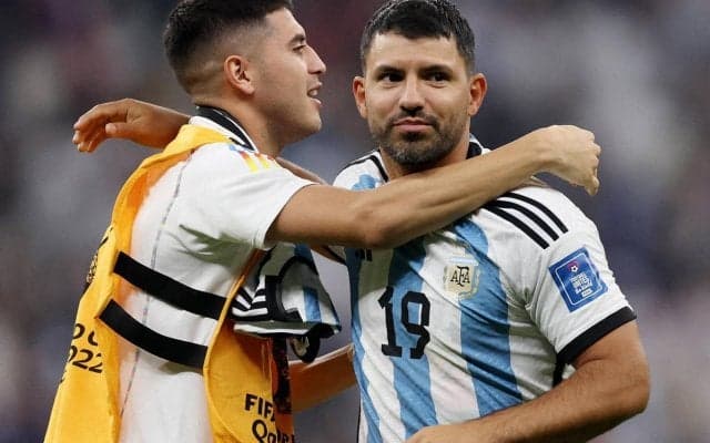 「この瞬間が見られるなんて」アルゼンチン代表が粋な計らい、病により引退したアグエロがW杯トロフィーを掲げる「世界チャンピオン、愛してる」