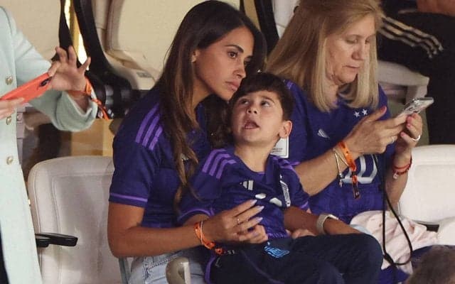 「あなたは世界チャンピオンよ！！」悲願達成のメッシ、支え続けた妻が労いと祝福！ 家族ショットにメッシとトロフィーとの3ショットにファン歓喜