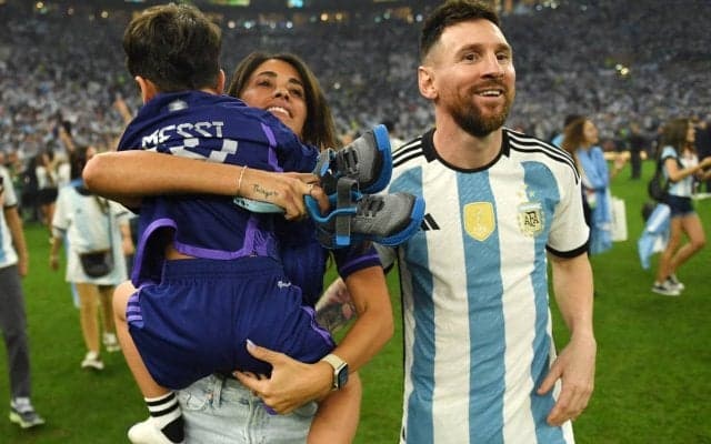 「愛くるしい」「幸せな瞬間」2ゴールでW杯を掲げたメッシは試合後にカメラマンに変身！ 幸せそうな笑顔でトロフィーにキスする妻を激写