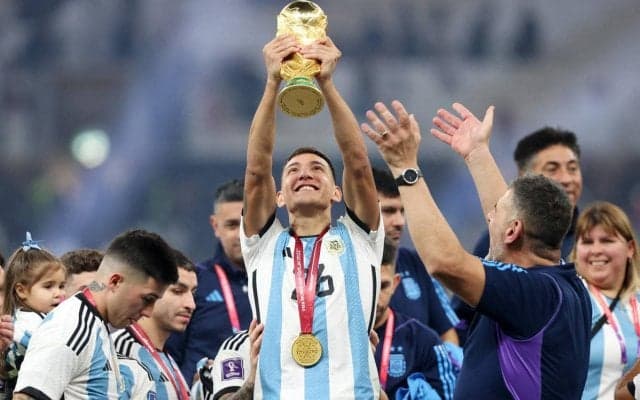 「何が起きている？」「どういうこと!?」優勝喜ぶアルゼンチン代表DFが謎の行動、ゴミ箱に頭からダイブ「W杯で優勝するとこうなるのか」