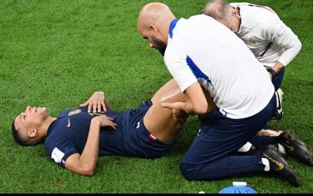 「1人だけVIP待遇」3人がかりで“徹底的”にマッサージされるムバッペの姿が反響！「めっちゃシュール」