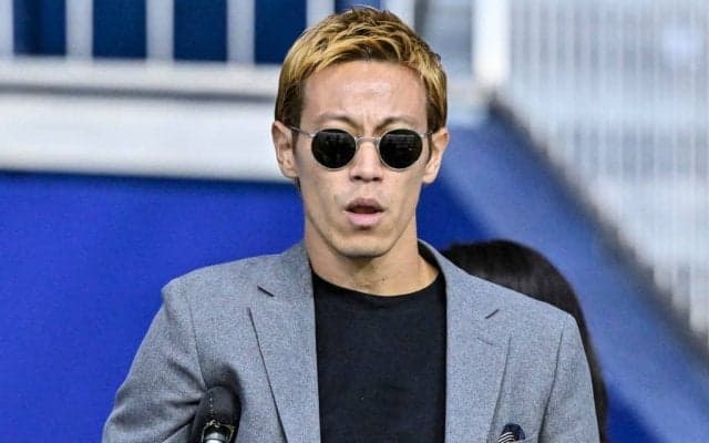 「2人とも（あっ…察し）みたいな感じ」クロアチア代表MFに騙される元日本代表・本田圭佑の姿が”放送席の映像”とともに特別公開! 「長年の友人みたいに当たりが強い」