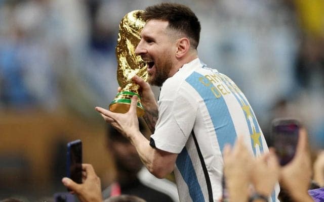 「泣いた」「おしゃれすぎる」アディダス、5度目の挑戦でW杯を制したメッシに粋な計らい！ 5人のメッシ、トロフィーを掲げるのは19歳のメッシ「これは感動」