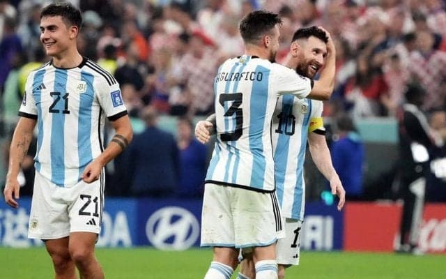 「カタールW杯優勝」アルゼンチンは開幕戦とは「別のチーム」に変貌!!「メッシ頼み」からの脱皮のウラに20代前半選手の「驚異の急成長」！《現地ルポ》