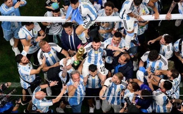 「みんなインスタグラムをチェックしてる」アルゼンチン代表はトロフィーよりもスマホに夢中？晩餐会の様子が話題に