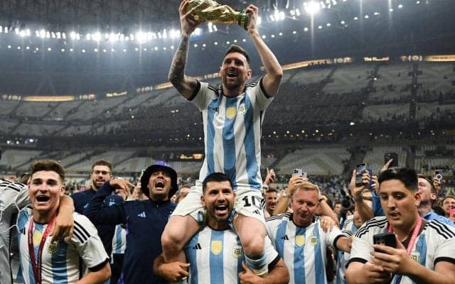 「なんていう2ショット」「最高の2人だ」アグエロ、大親友・メッシのW杯制覇を祝い2ショット「愛している」