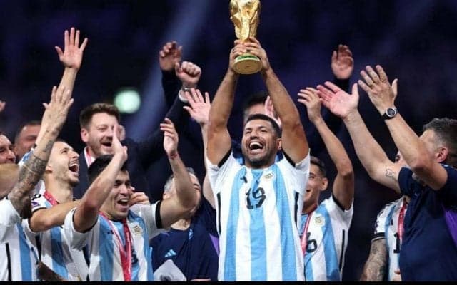 「一番目立ってる」試合に出ていなくても誰よりも喜ぶアグエロが反響！「その太鼓どこから持ってきたんだ(笑)」