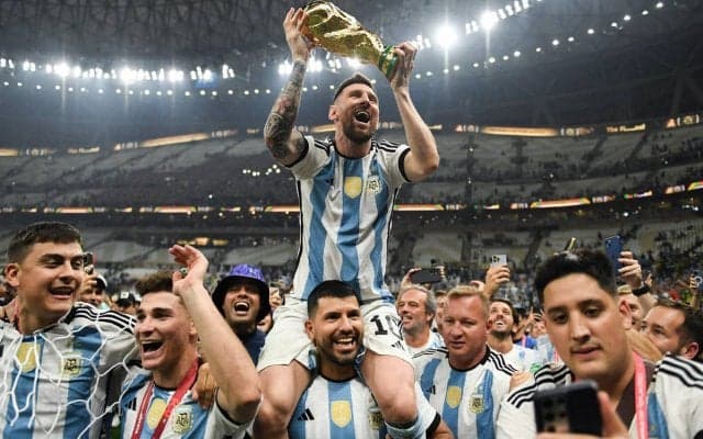 36年ぶりW杯優勝のアルゼンチン、特別仕様のバスでパレード　無数の花火の祝福も