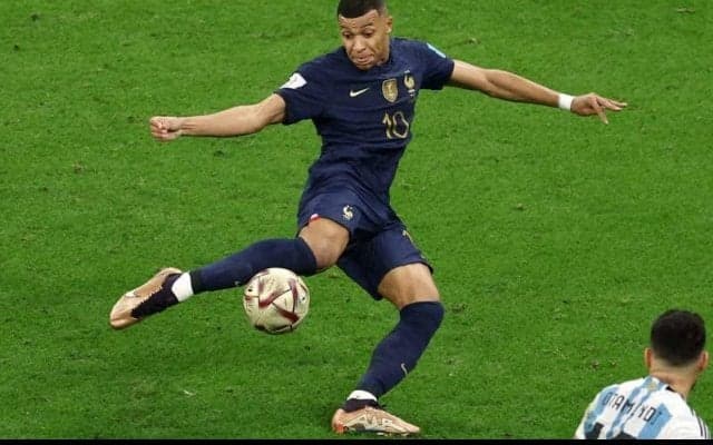 「俺の方が先に」クラウチがムバッペのスーパーボレーと自身を重ねて自慢…！のはずが実は自虐ネタだった「面白過ぎる」