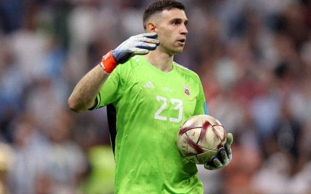 PKストップのアルゼンチン守護神、表彰式での\"股間屹立\"パフォーマンスが注目の的！賛否集める