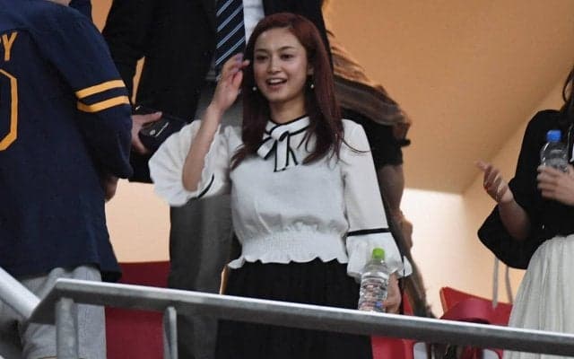 「夫は苦笑い」内緒で赤髪にした長友佑都の妻・平愛梨さんが裏話を告白「髪を染めたその日に…」