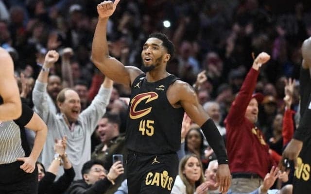 NBAファンがサッカーW杯の決勝を観戦？…ミッチェルのTシャツを着た観客が話題に