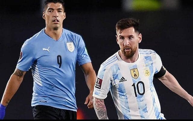 ルイス・スアレスがW杯制覇のメッシを祝福