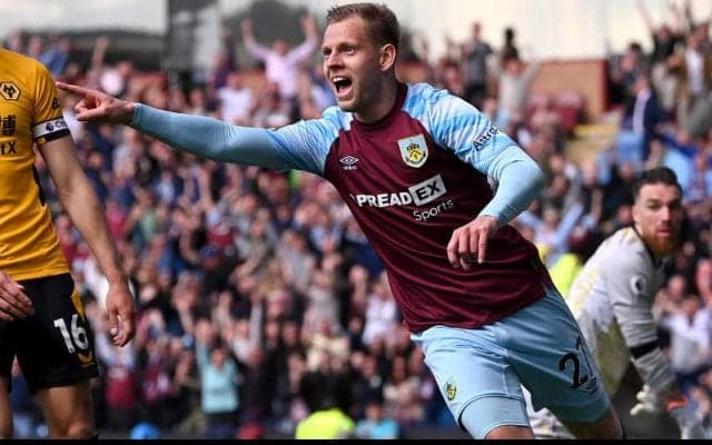 昨季限りでバーンリー退団の元チェコ代表FWヴィドラが母国の名門にフリーで加入