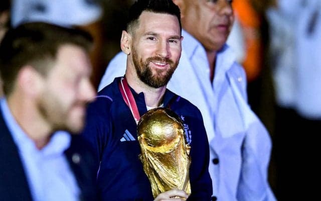 メッシの夢叶う！ W杯トロフィーと共にベッドイン、起きてもトロフィーは腕の中に「おはよう」